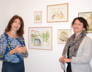 Sonja Alhäuser (links) vor einigen ihrer Zeichnungen mit Beate Arnold, wissenschaftliche Leiterin des Barkenhoffs. Foto: ui