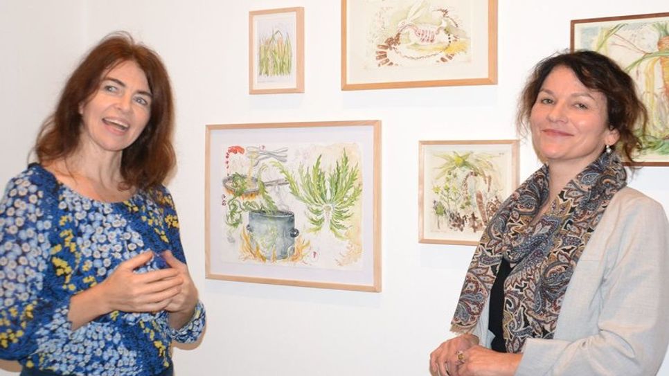 Sonja Alhäuser (links) vor einigen ihrer Zeichnungen mit Beate Arnold, wissenschaftliche Leiterin des Barkenhoffs.  Foto: ui