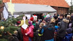 Die Kinder des Regenbogenkindergartens schmücken den Weihnachtsbaum, dafür werden sie vom Weihnachtsmann mit einer kleinen Überraschung belohnt. Fotos: eb