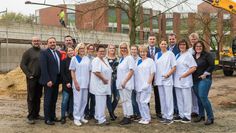v.l.: Bauprojektleiter Carsten Mau, Geschäftsführer Rainer Röhrs, Leiter Bauprojektmanagement Eike Weber, Team der Schmerztherapie, hinterer Reihe 4.v.l. Dr, Vivien Lange, hintere Reihe v.r. Pflegedienstleitung Dagmar Michaelis, Chefarzt Dr. Jürgen Bittersohl, Kaufmännischer Leiter Michael Fuisting sowie Geschäftsführer Siegfried Ristau. Foto: eb