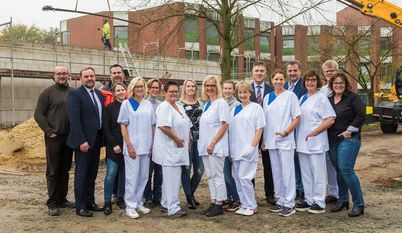 v.l.: Bauprojektleiter Carsten Mau, Geschäftsführer Rainer Röhrs, Leiter Bauprojektmanagement Eike Weber, Team der Schmerztherapie, hinterer Reihe 4.v.l. Dr, Vivien Lange, hintere Reihe v.r. Pflegedienstleitung Dagmar Michaelis, Chefarzt Dr. Jürgen Bittersohl, Kaufmännischer Leiter Michael Fuisting sowie Geschäftsführer Siegfried Ristau. Foto: eb