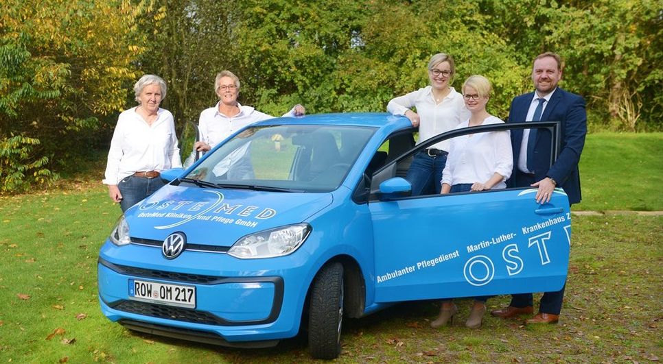 Helga Möller, Marianne Wagner, Dipl.- Pflegewirtin Denise Dammann, Pflegedienstleiterin Tanja Beier und Geschäftsführer Rainer Röhrs (v.l.). Foto: eb