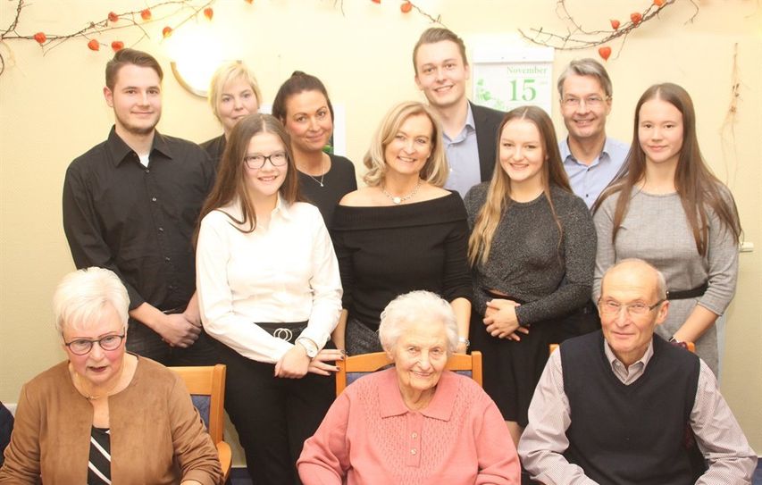 Die 100-jährige Else Flügge im Kreise ihrer Lieben. Neben Sohn und Schwiegertochter sind ihr ganzer Stolz die fünf Enkel und sechs Urenkel.  Foto: im