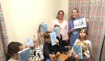 Die Autorin Stine Oliver alias Kerstin Radtke besuchte ihre alte Heimat und las aus ihrem Buch „Miep &amp; Moppe“ vor. Foto: eb