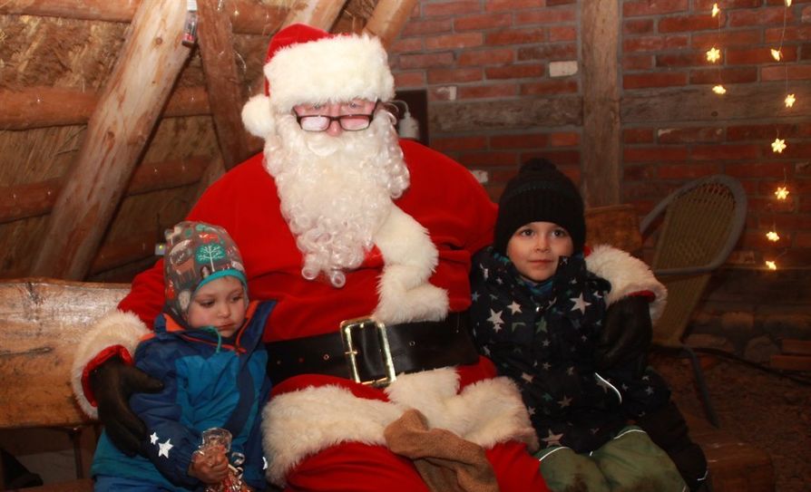 Höhepunkt des Adventsfeuers am Torfschiffhafen ist der Besuch des Weihnachtsmannes.  Foto: eb