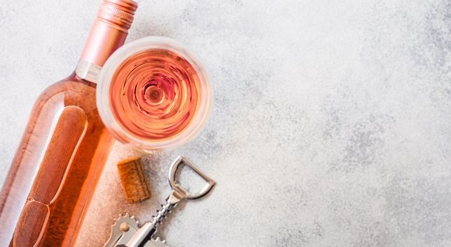 Ein hochwertiger Wein braucht nicht nur die richtige Lagerung, sondern auch eine fachkundige Hand beim Entkorken. Foto: AdobeStock/DenisMArt