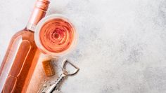 Ein hochwertiger Wein braucht nicht nur die richtige Lagerung, sondern auch eine fachkundige Hand beim Entkorken.  Foto: AdobeStock/DenisMArt