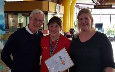 Die Überraschung ist geglückt. Alle waren eingeweiht, nur Monika Bähr ahnte nichts und wurde mit ihrer Ehrung überfallen. Foto: eb