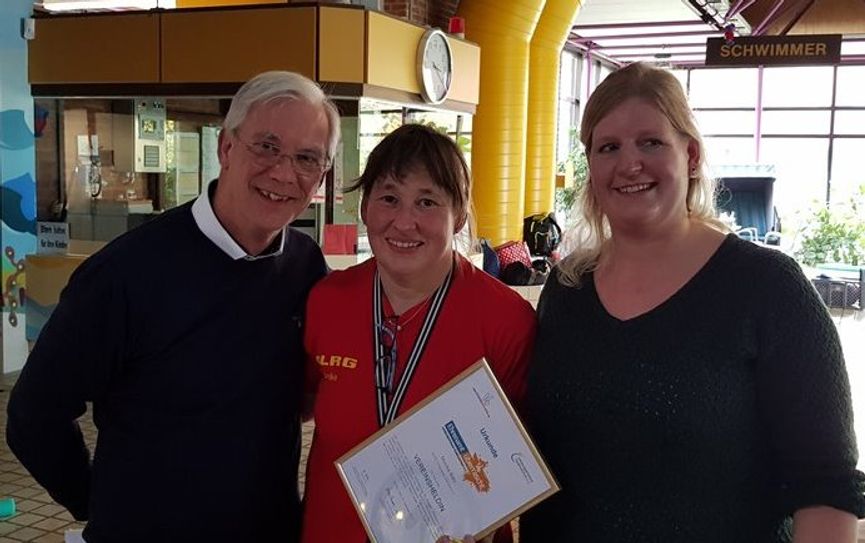 Die Überraschung ist geglückt. Alle waren eingeweiht, nur Monika Bähr ahnte nichts und wurde mit ihrer Ehrung überfallen. Foto: eb