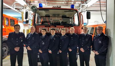 Der Stadtbrandmeister Jörg Bernsdorf (l.) mit den Truppmann-Absolventen Maik Bindan, Justin Teichmann, Daniel Schmidt, Leon Brombach, Luca Gebert und den Ortsbrandmeistern Andreas Lilienthal und Olav Heese. Foto: eb