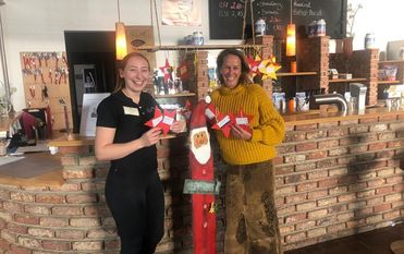 Svenja Günzel und Auszubildende Julia Arnoldt mit ein paar Wunschsternen von der Tafel. Foto: eb