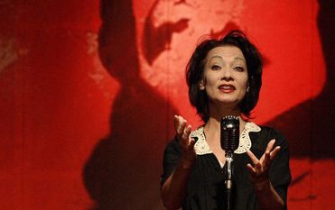 Mary C. Bernet lässt in ihrem Solo-Programm das ebenso glamouröse wie dramatische Leben von Edith Piaf Revue passieren. Foto: eb