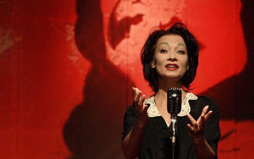 Mary C. Bernet lässt in ihrem Solo-Programm das ebenso glamouröse wie dramatische Leben von Edith Piaf Revue passieren. Foto: eb