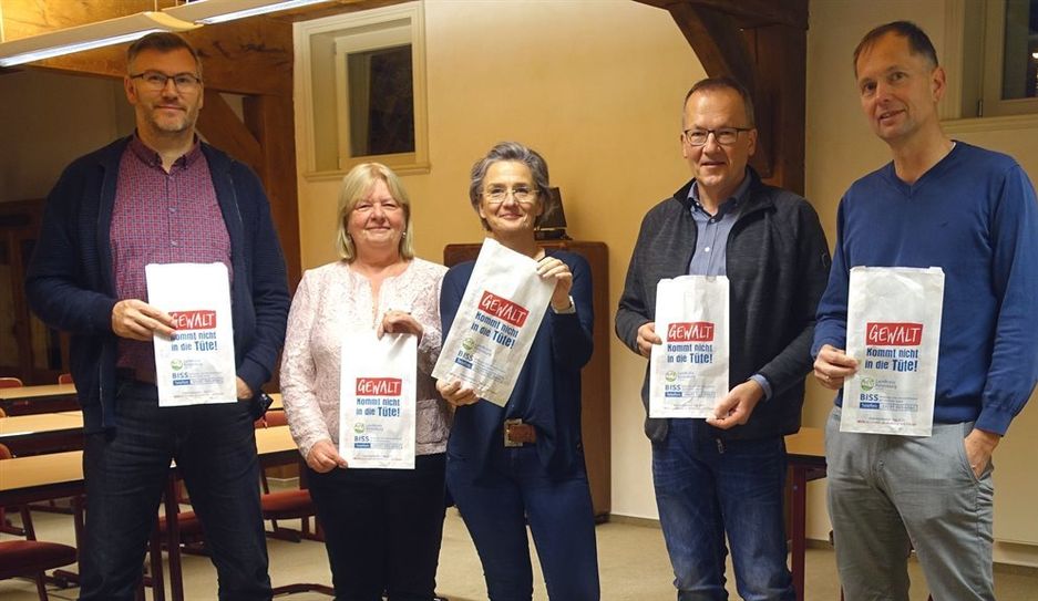 Gerald Gilbert, Zeven von der Familienbäckerei Gilbert, Marianne Ciolek vom Frauenhaus/BISS,Corinna Müller-Suszek von der Bäckerei &amp; Konditorei Brunnen-Mülleraus Rotenburg, Cord Blanck von der Bäckerei Blanck in Mehedorf und Carsten Fricke (v.l.) von der Bäckerei Fricke aus Sottrum stellten die Aktion vor. Foto: eb