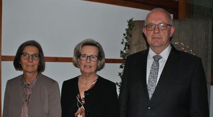Vorstandsmitglieder Lioba Rößel (l.) und Peter Winter bedankten sich bei Brunhilde Tiedemann für 46 Jahre Zugehörigkeit bei der SpaDaKa. Foto: uml