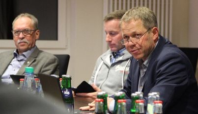 Ausschussvorsitzender Klaus Schröder (r.) führte durch die jüngste Sitzung des Bauausschusses der Samtgemeinde Selsingen. Hierbei ging es um die 41. Änderung des Flächennutzungsplanes, der insgesamt fünf Flächen in verschiedenen Ortschaften der Samtgemeinde betrifft. Foto: ue