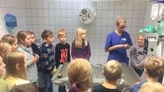 Einen spannenden Tag erlebten die Schüler in der Tierarztpraxis Seffner in Bremervörde. Foto: eb