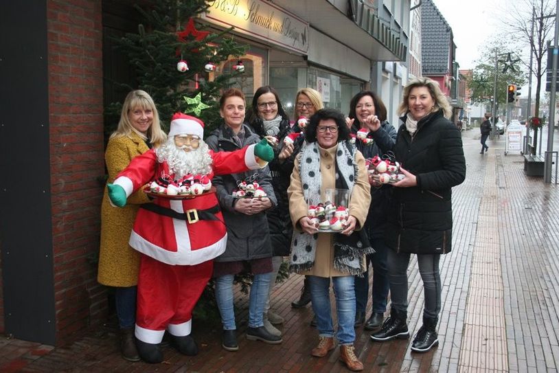 Die InhaberInnen und MitarbeiterInnen der teilnehmenden Geschäfte freuen sich auf viele glückliche Kunden in der Weihnachtszeit.  Foto: eb