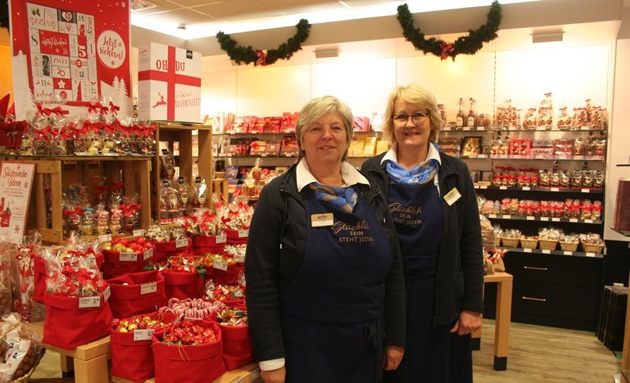 Sabine Heins (l.) und Filialleiterin Inge Schlobohm präsentieren ihren Kunden eine Vielfalt an Süßwaren, Kaffee, Tee und Weinen und helfen auch gerne dabei, individuelle Präsente zusammenzustellen.