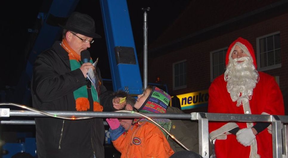 Ein Highlight des Hamberger Weihnachtsmarktes ist die Verlosung. Während des Marktes können noch viele Lose und ja vielleicht auch einer der tollen Gewinne ergattert werden.  Fotos: Archiv