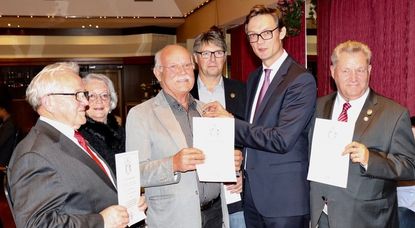 Werner Kothe, Monica Röhr (Stellv. Bürgermeisterin), Reinhard Schülke, Stefan Meyerdierks, Bürgermeister Kristian Tangermann und Rolf Grotheer bei der Verleihung der Ehrennadel der Gemeinde Lilienthal. Foto: akl