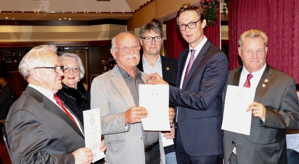 Werner Kothe, Monica Röhr (Stellv. Bürgermeisterin), Reinhard Schülke, Stefan Meyerdierks, Bürgermeister Kristian Tangermann und Rolf Grotheer bei der Verleihung der Ehrennadel der Gemeinde Lilienthal. Foto: akl