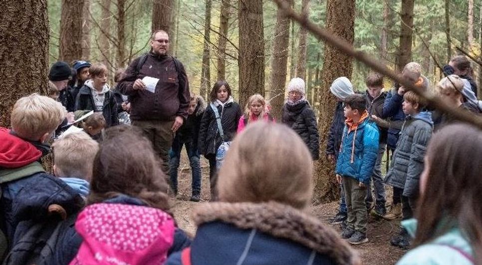 Beim Projekt mit der Jägerschaft gab es viel zu entdecken und zu lernen. Die Schüler- /innen erkunden hier gerade eine alte Dachsburg. Foto: Timo Kahrs
