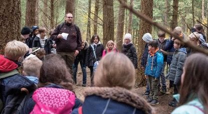 Beim Projekt mit der Jägerschaft gab es viel zu entdecken und zu lernen. Die Schüler- /innen erkunden hier gerade eine alte Dachsburg.  Foto: Timo Kahrs