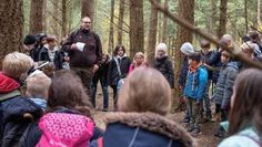 Beim Projekt mit der Jägerschaft gab es viel zu entdecken und zu lernen. Die Schüler- /innen erkunden hier gerade eine alte Dachsburg.  Foto: Timo Kahrs