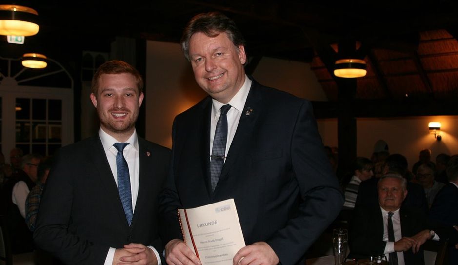 Dirk-Frederik Stelling (l.) ernannte Frank Pingel zum Ehrenvorsitzenden des CDU-Gemeindeverbandes.
 Foto: sla