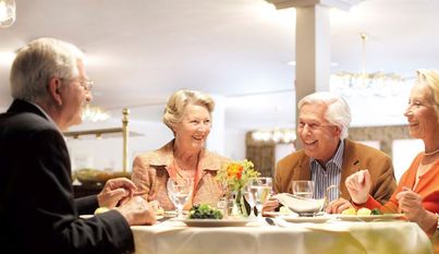 Neue Kontakte knüpfen, Geselligkeit pflegen: Seniorenresidenzen bieten Abwechslung und Raum für Kommunikation, ermöglichen gleichzeitig aber auch das gewünschte Maß an Privatsphäre.
Foto: djd/Rosenhof Seniorenwohnanlagen