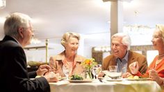 Neue Kontakte knüpfen, Geselligkeit pflegen: Seniorenresidenzen bieten Abwechslung und Raum für Kommunikation, ermöglichen gleichzeitig aber auch das gewünschte Maß an Privatsphäre.
 Foto: djd/Rosenhof Seniorenwohnanlagen