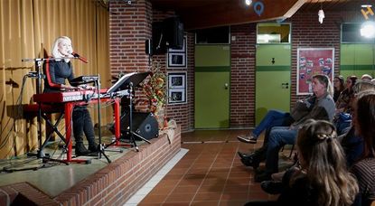 Die Sängerin, Musikerin und Songschreiberin Linda Schinkel begeisterte treue Fans und gewann neue hinzu. Foto: Schröder AV-Medien