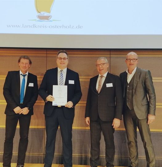 Prof. Dr. Jürgen Stember, Marco Prietz (Leiter des Amtes für Kreisentwicklung), Ralf Meurer und Dr. Thomas Robbers. Die drei Herren stehen stellvertretend für die Stifter des Preises.  Foto: eb