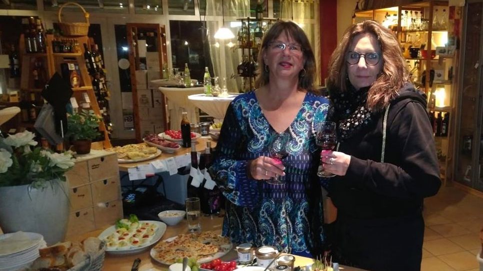 Susanne Beinert-Hoffmann (links) und ihre Kollegin Martina Zinke verbrachten einen tollen Abend mit ihren Gästen.  Foto: eb