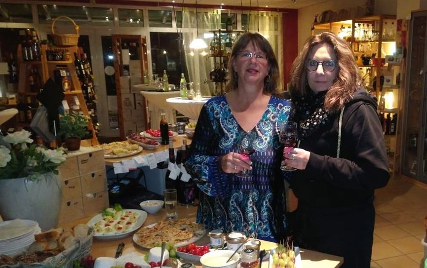 Susanne Beinert-Hoffmann (links) und ihre Kollegin Martina Zinke verbrachten einen tollen Abend mit ihren Gästen.  Foto: eb