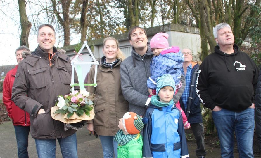 Gespannt verfolgt der Bauherr Apotheker Marco Gudella im Beisein seiner Familie, Mitarbeiter, Freunde und Mitarbeiter der am Bau beteiligten Firmen die Zeremonie des Richtfestes. Foto: im
