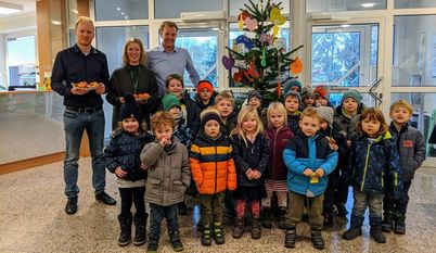 Sebastian Steeg, Erste Gemeinderätin Claudia Lühmann und Bürgermeister Guido Dieckmann haben mit den Kindern den Wunschweihnachtsbaum im Foyer des Rathauses geschmückt. Foto: khe
