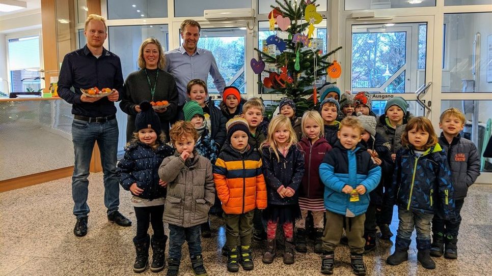 Sebastian Steeg, Erste Gemeinderätin Claudia Lühmann und Bürgermeister Guido Dieckmann haben mit den Kindern den Wunschweihnachtsbaum im Foyer des Rathauses geschmückt.  Foto: khe