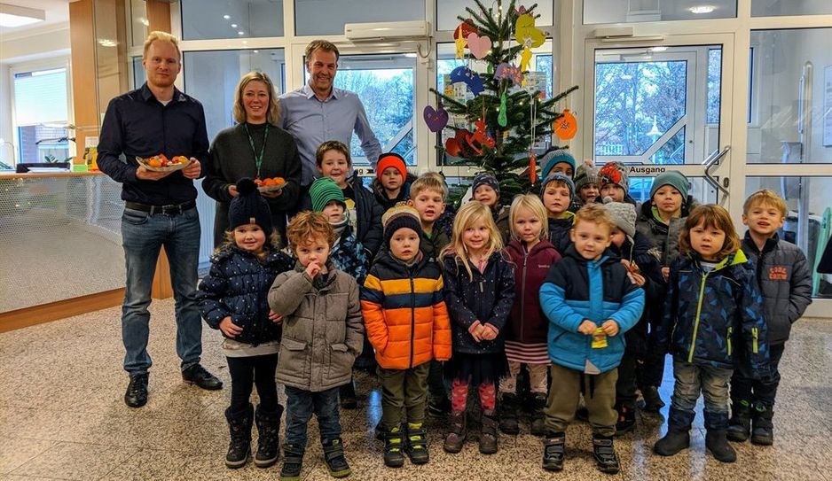 Sebastian Steeg, Erste Gemeinderätin Claudia Lühmann und Bürgermeister Guido Dieckmann haben mit den Kindern den Wunschweihnachtsbaum im Foyer des Rathauses geschmückt.  Foto: khe