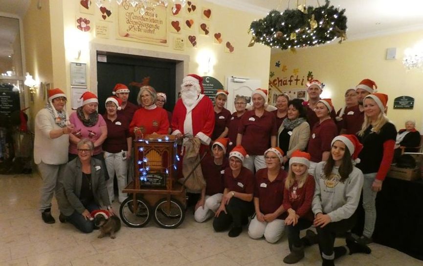 Einrichtungsleiterin Monika Wegner und ihr Team freuen sich auf viele Besucher zu ihrem Nikolausmarkt.  Foto: eb