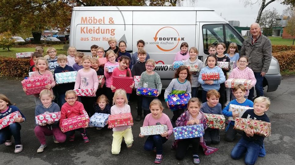 Die Grundschüler aus Ebersdorf-Alfstedt packten fleißig Päckchen für Kinder in Rumänien. Foto: eb