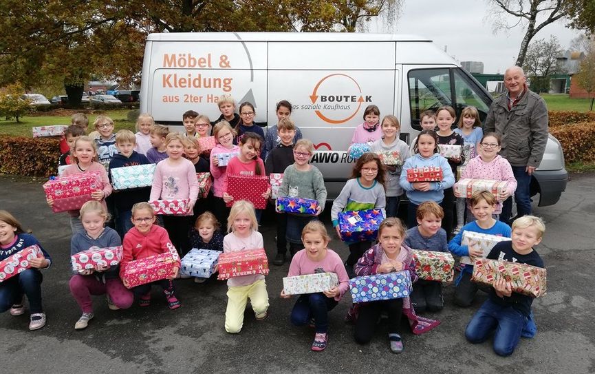 Die Grundschüler aus Ebersdorf-Alfstedt packten fleißig Päckchen für Kinder in Rumänien. Foto: eb