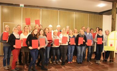 Die Gastgeberinnen und Gastgeber des Lebendigen Adventskalenders freuen sich auf viele Besucher.  Foto: eb
