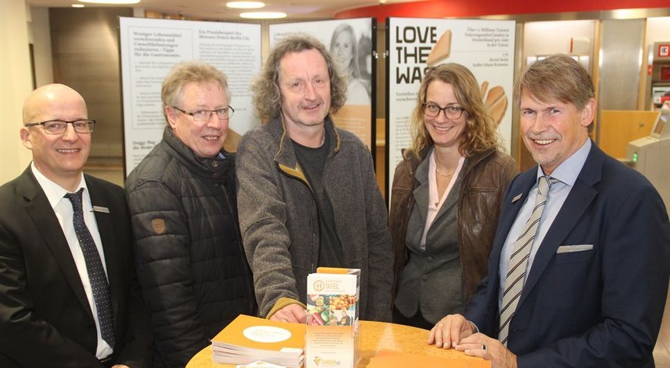 Sparkassen-Geschäftsstellenleiter Volker Stahmann (v.l.), Leiter der Bremervörder Tafel, Udo Driftmann, Tafelvorsitzender Andreas von Glahn, Tandemvorstandsmitglied Thelke Scholz und Marco Tulodetzki , stellvertretendes Vorstandsmitglied der Sparkasse Rotenburg-Bremervörde.  Foto: im