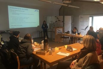 Das Fachpersonal der Kindergärten erlebte eine interessante und lebhafte Fortbildung in der NABU Umweltpyramide.
Foto: NABU/M. Meyer-Grünefeldt