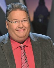 Der beliebte NDR-Moderator Michael Thürnau wird am 13. Februar 2020 mit den Gästen der Festhalle Bingo spielen. Foto: eb