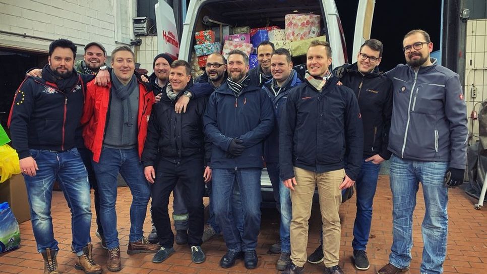 Für den Weihnachtspäckchenkonvoi wurden kürzlich viele Päckchen auf die LKWs verladen.  Foto: eb
