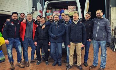 Für den Weihnachtspäckchenkonvoi wurden kürzlich viele Päckchen auf die LKWs verladen.  Foto: eb