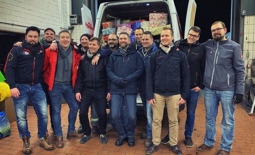 Für den Weihnachtspäckchenkonvoi wurden kürzlich viele Päckchen auf die LKWs verladen.  Foto: eb